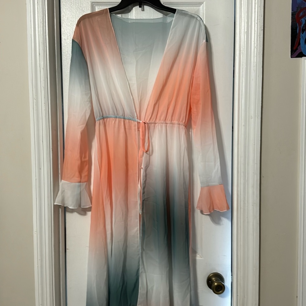 Beautiful beach cover up! Fits women sizes Small up to Extra Large.